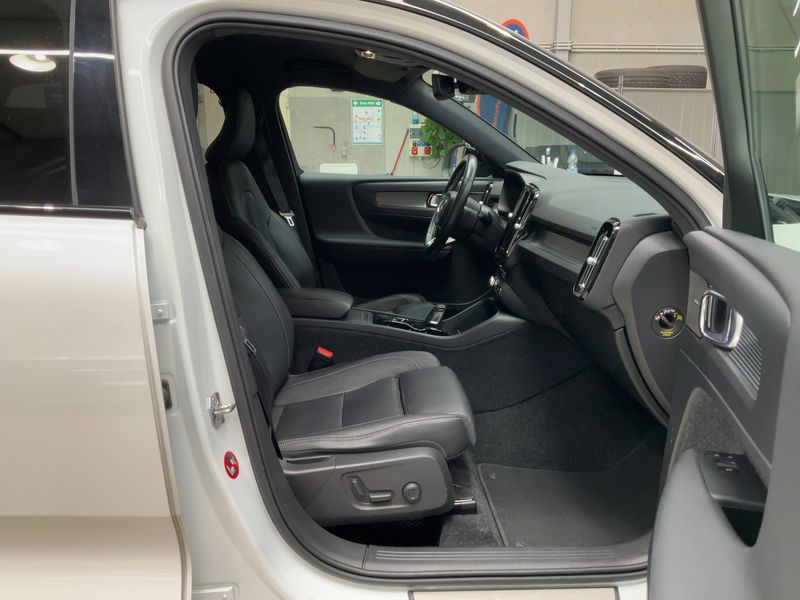 Volvo XC40 2.0 D4 R-Design AWD — zdjęcie 11