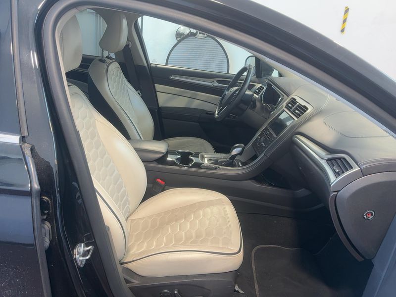 Ford Mondeo 2.0 Hybrid Vignale — zdjęcie 11
