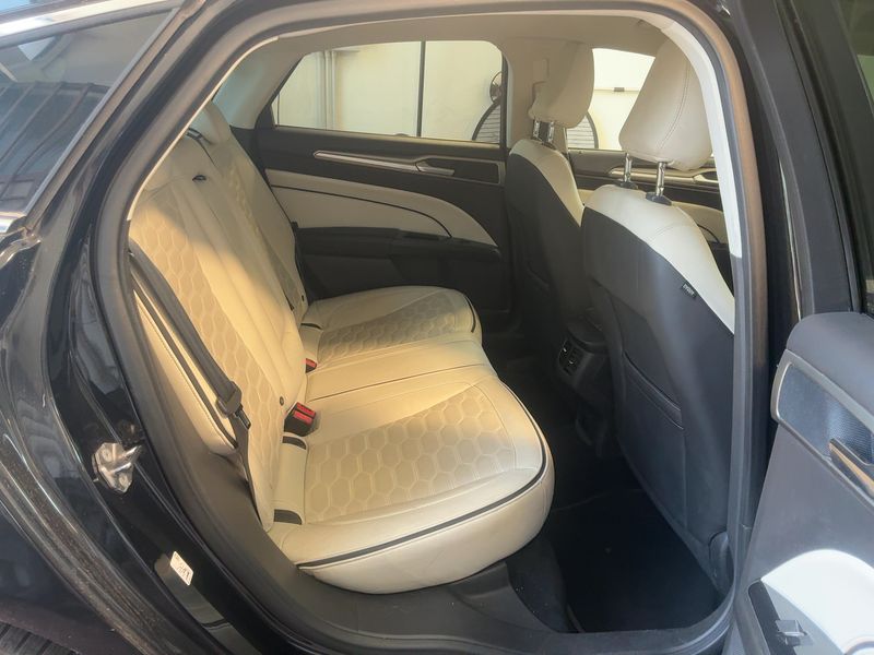 Ford Mondeo 2.0 Hybrid Vignale — zdjęcie 14