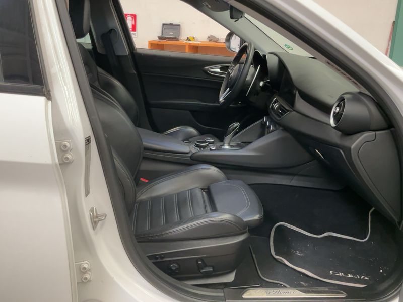 Alfa Romeo Giulia 2.2 JTDM Veloce — zdjęcie 11