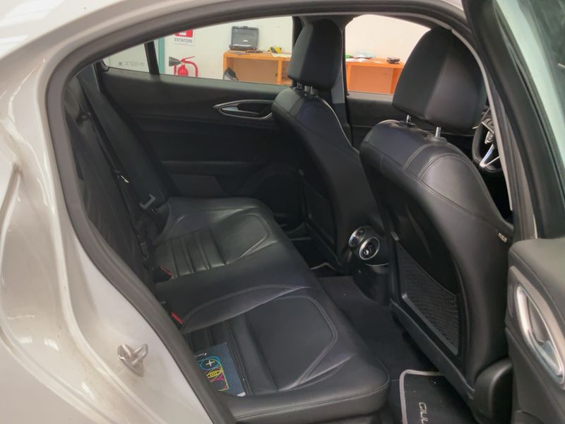 Alfa Romeo Giulia 2.2 JTDM Veloce — zdjęcie 14