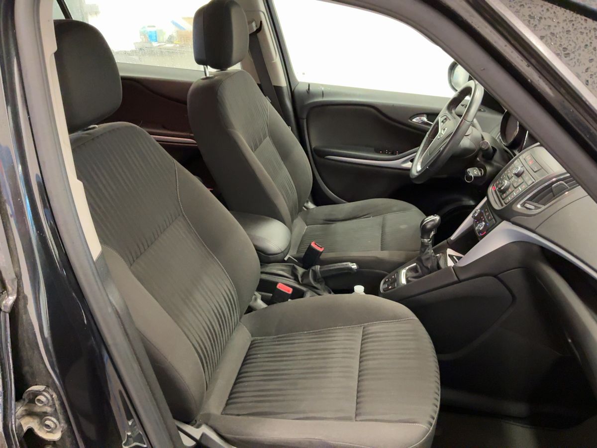 Opel Zafira 2015 — photo 17