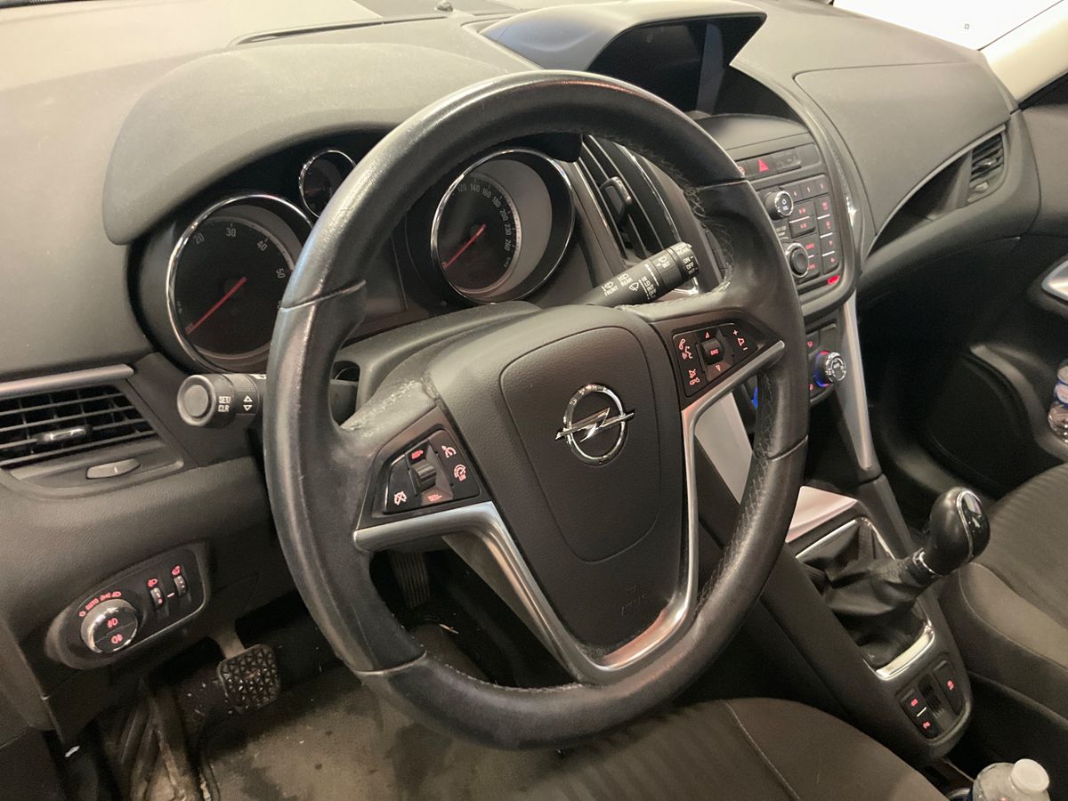 Opel Zafira 2015 — photo 28