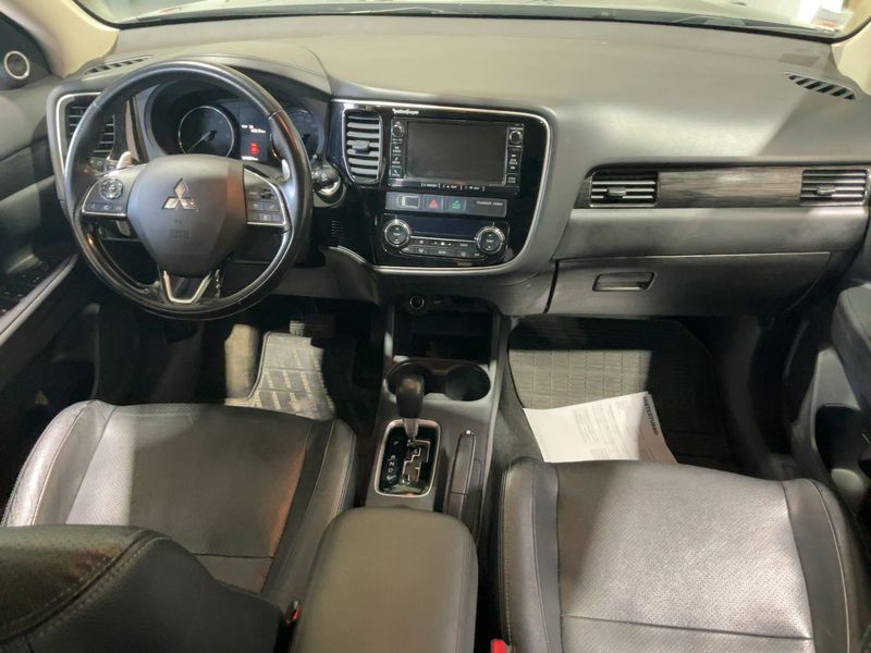Mitsubishi Outlander 2.2 DI-D Intense ClearTec 4WD — zdjęcie 12