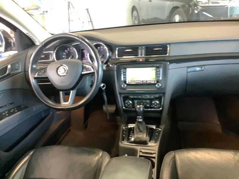 Skoda Superb 2.0 TDI Elegance — zdjęcie 12