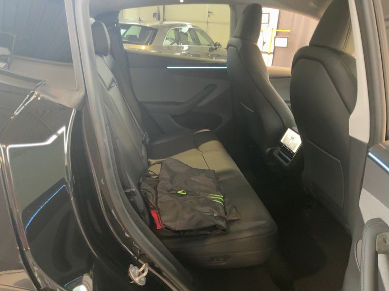 Tesla Model Y Long Range RWD Premium — zdjęcie 14