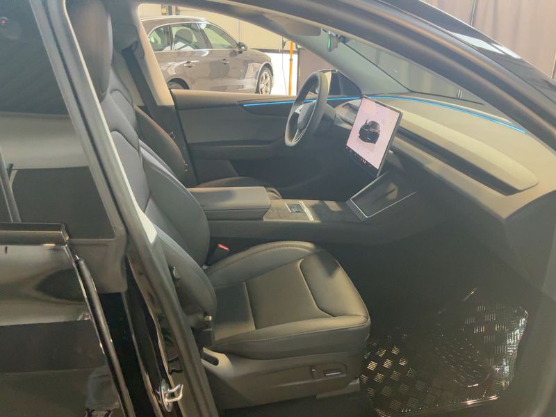 Tesla Model Y Long Range RWD Premium — zdjęcie 11