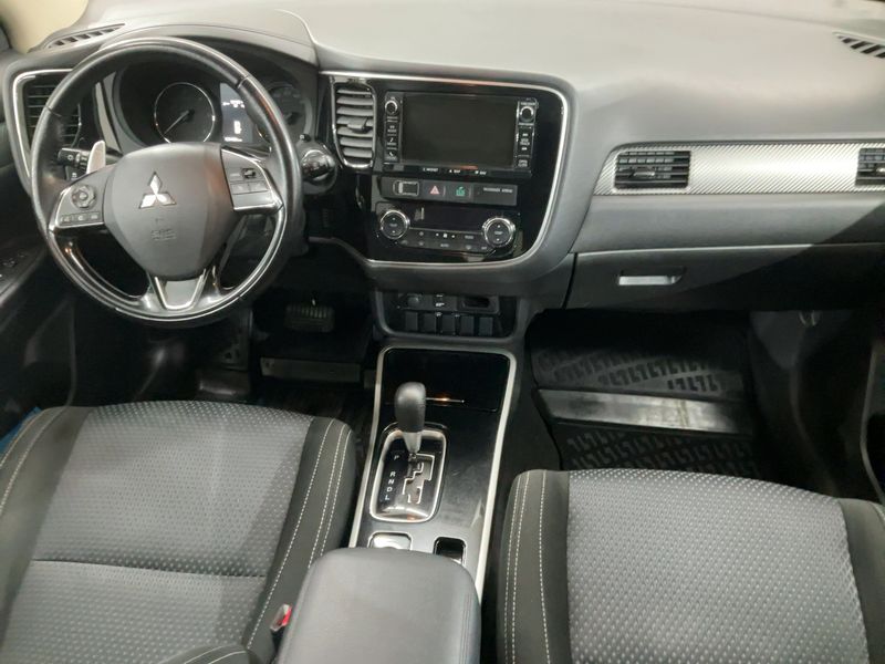 Mitsubishi Outlander 2.2 DI-D Diamant Edition+ 4WD — zdjęcie 12