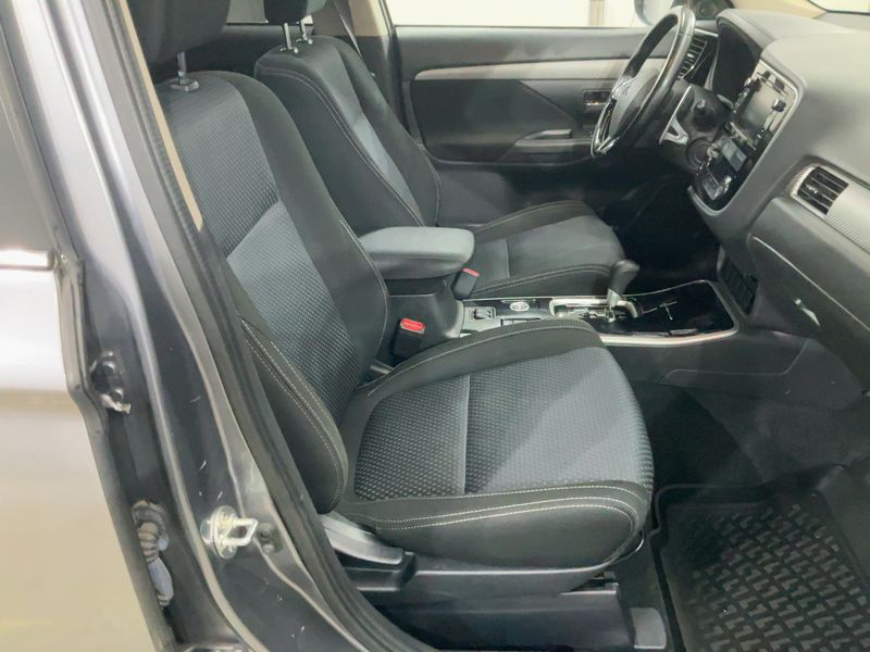 Mitsubishi Outlander 2.2 DI-D Diamant Edition+ 4WD — zdjęcie 11