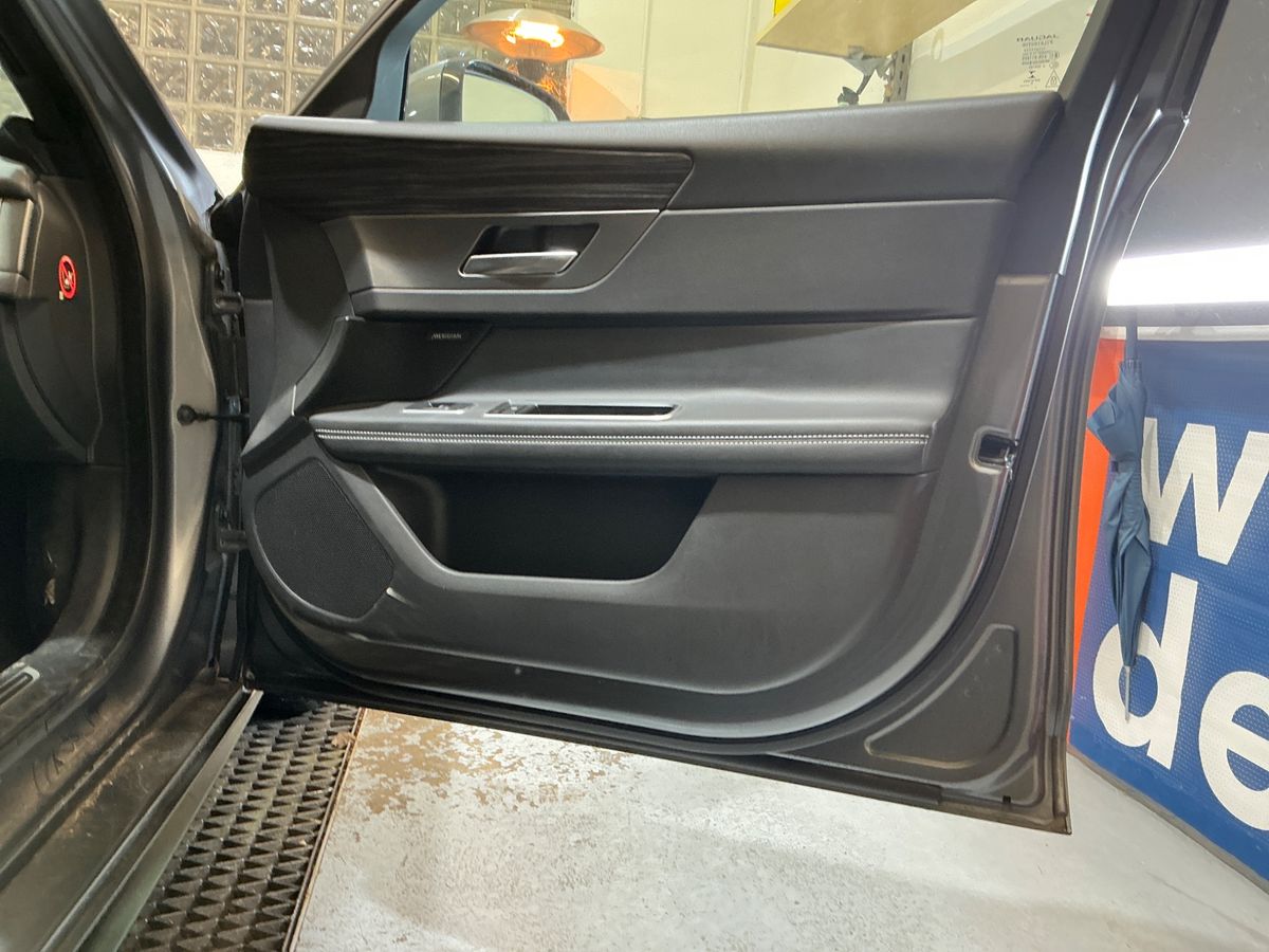Jaguar XF 2018 — photo 28