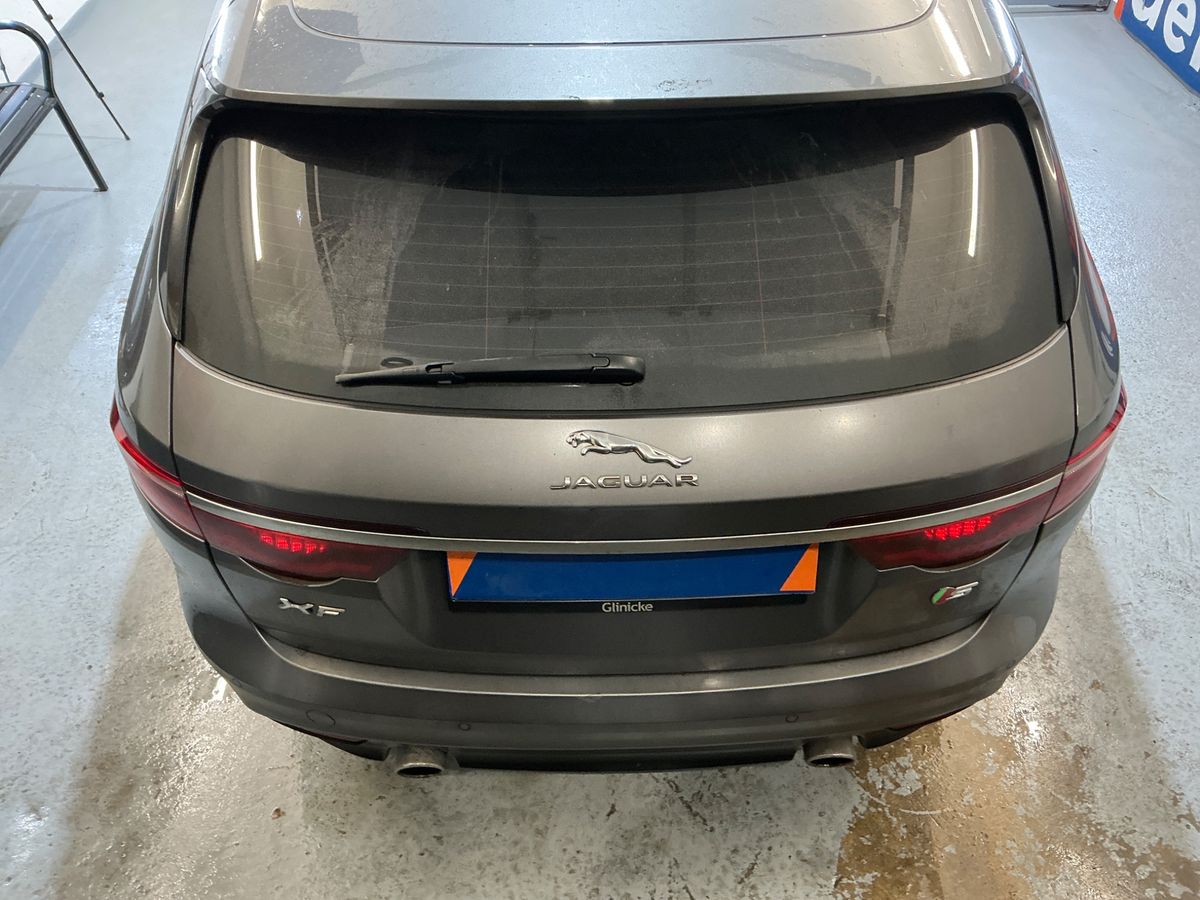 Jaguar XF 2018 — photo 42