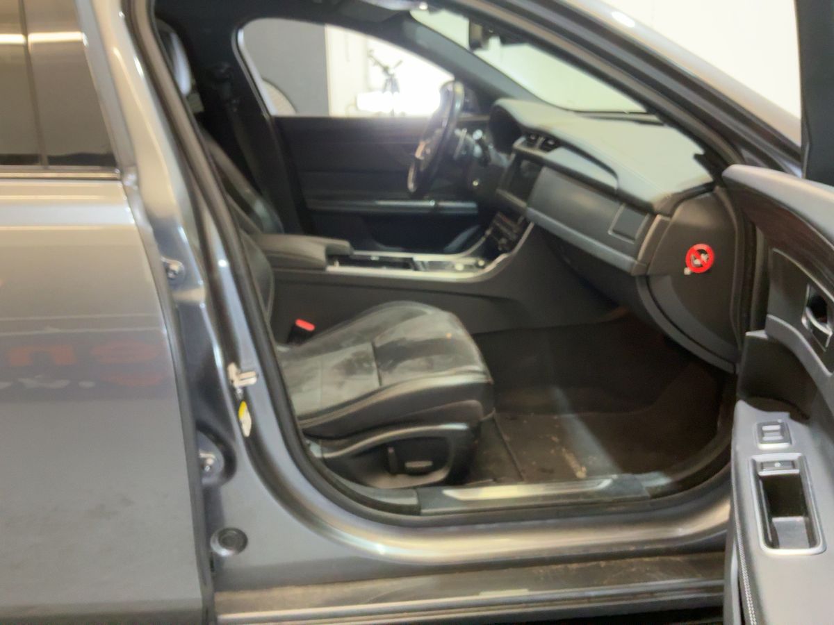 Jaguar XF 2018 — photo 18