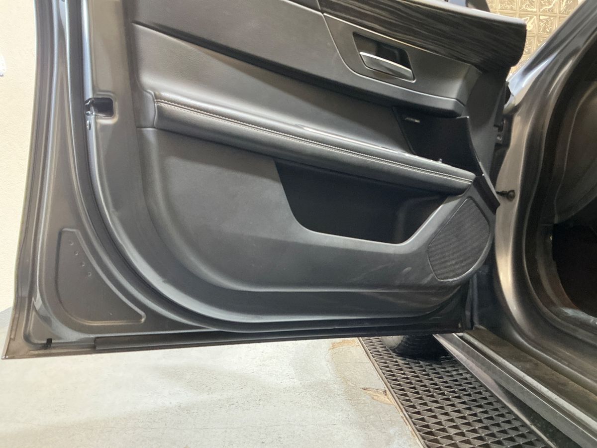 Jaguar XF 2018 — photo 35