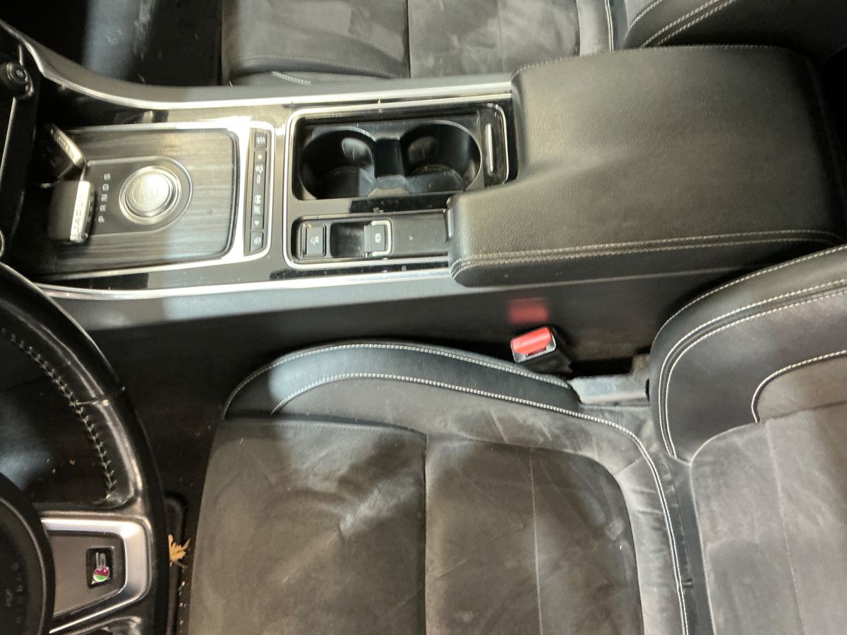 Jaguar XF 2018 — photo 37