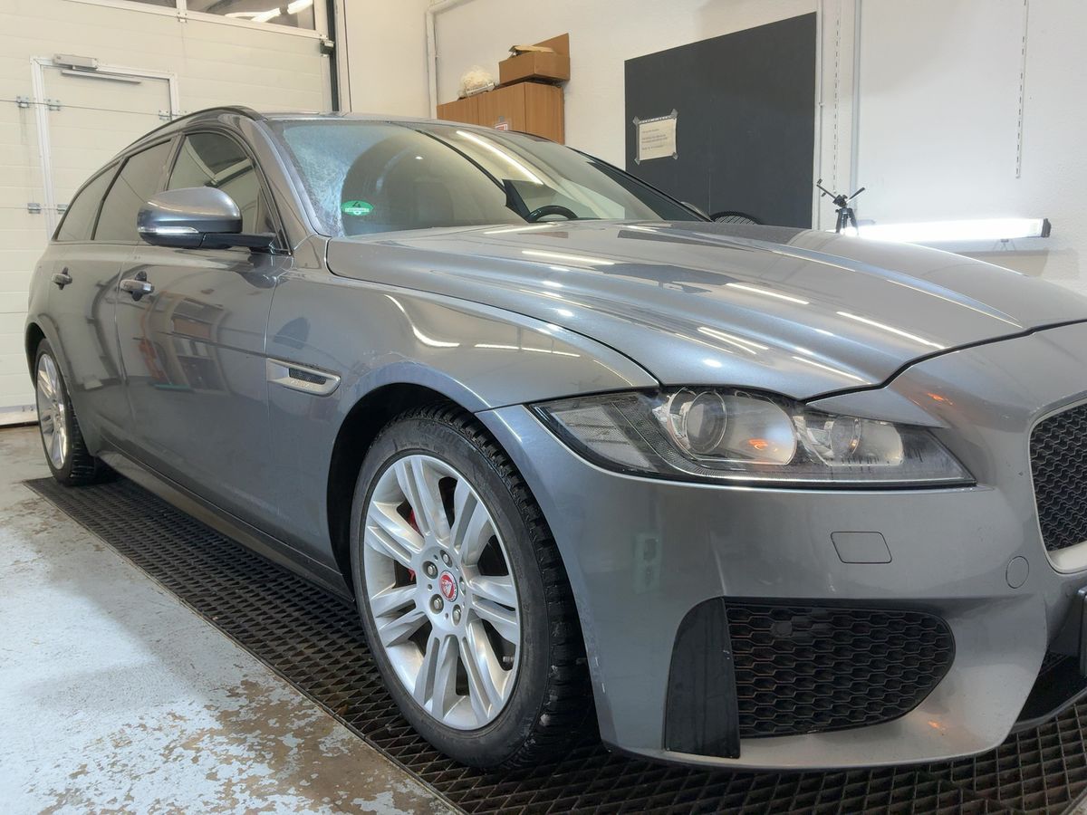 Jaguar XF 2018 — photo 13
