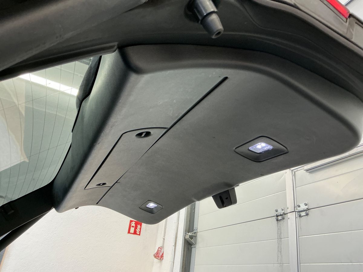 Jaguar XF 2018 — photo 39