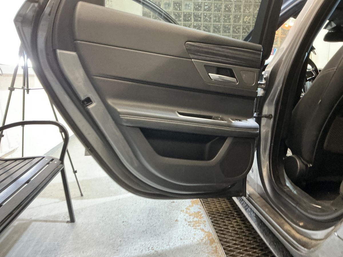 Jaguar XF 2018 — photo 25