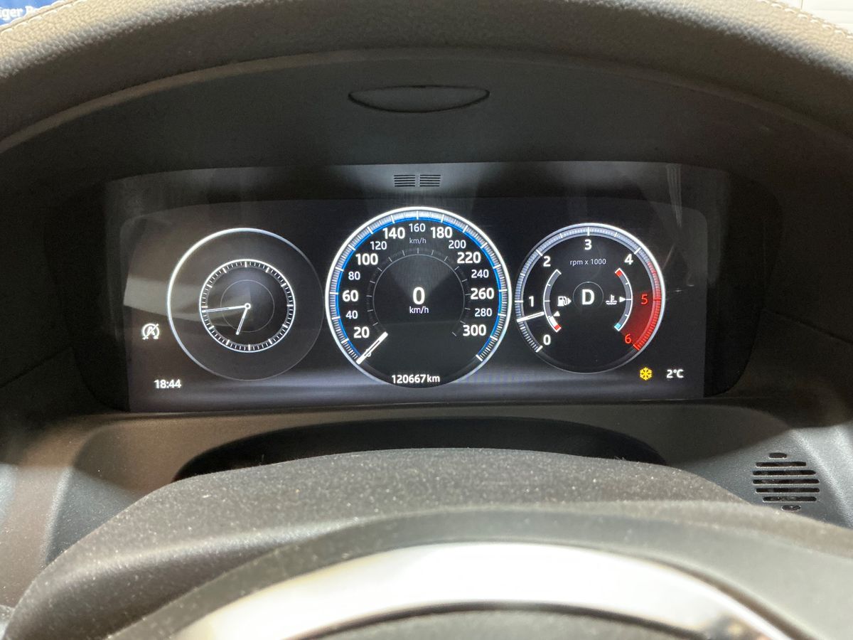 Jaguar XF 2018 — photo 20