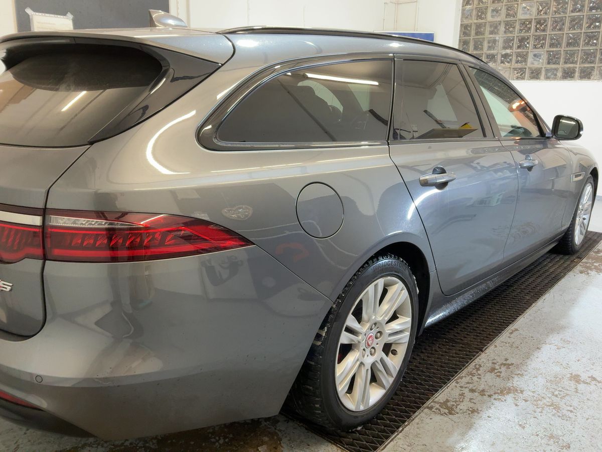 Jaguar XF 2018 — photo 9