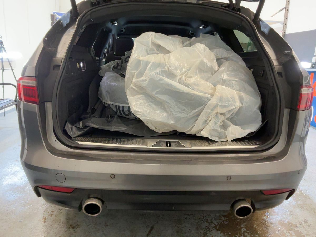 Jaguar XF 2018 — photo 17