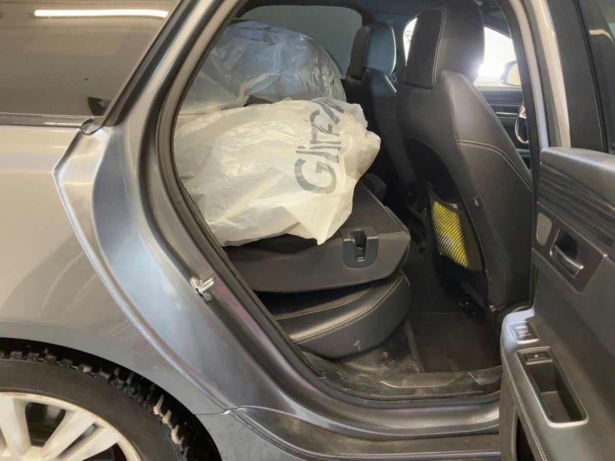 Jaguar XF 2018 — photo 21