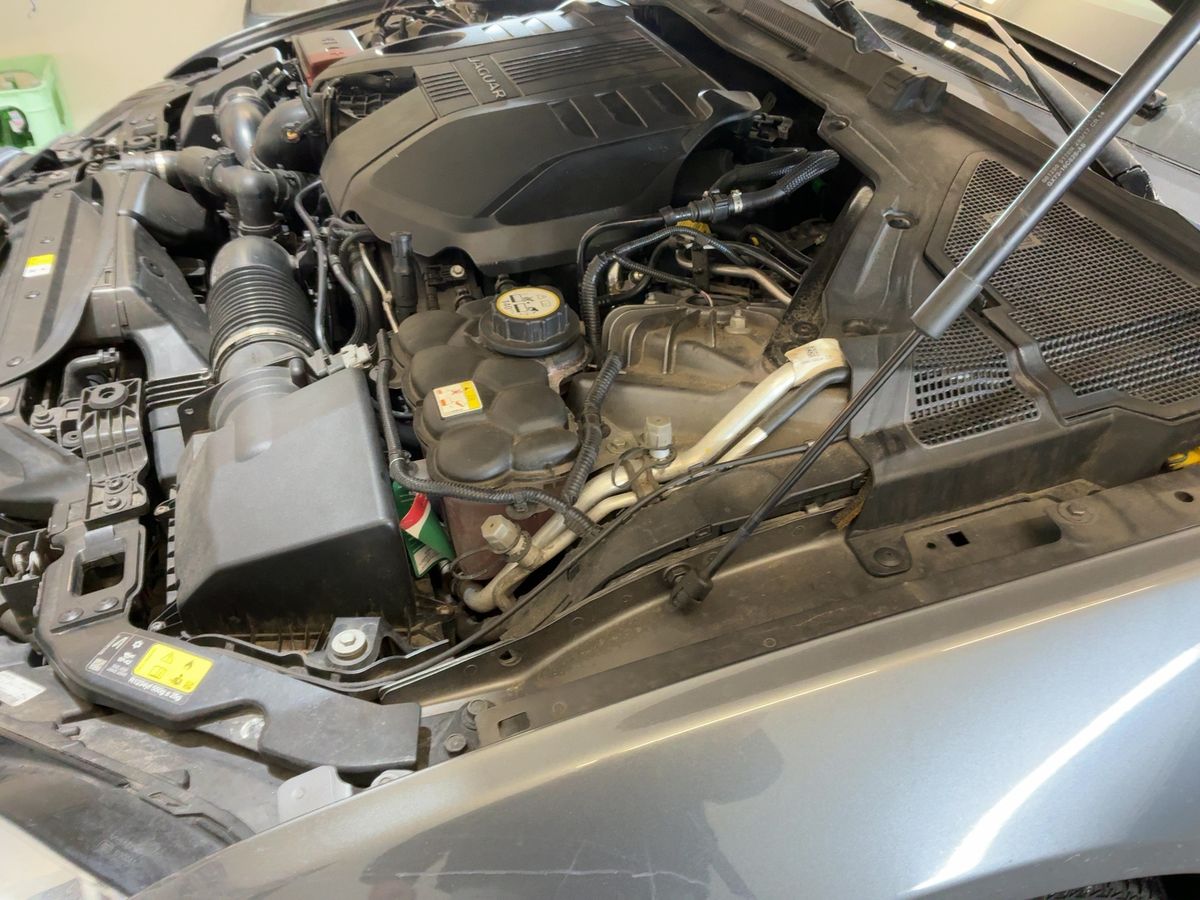 Jaguar XF 2018 — photo 24
