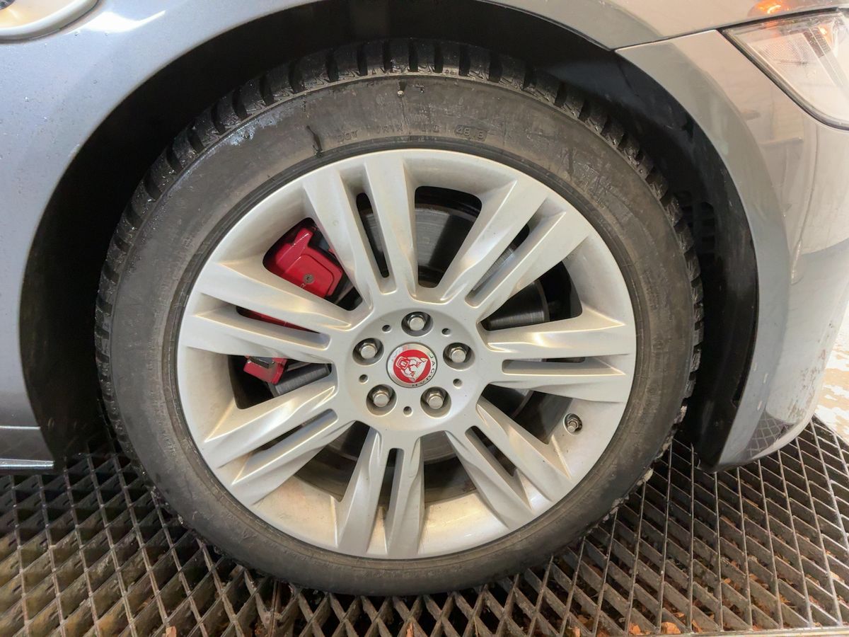Jaguar XF 2018 — photo 12