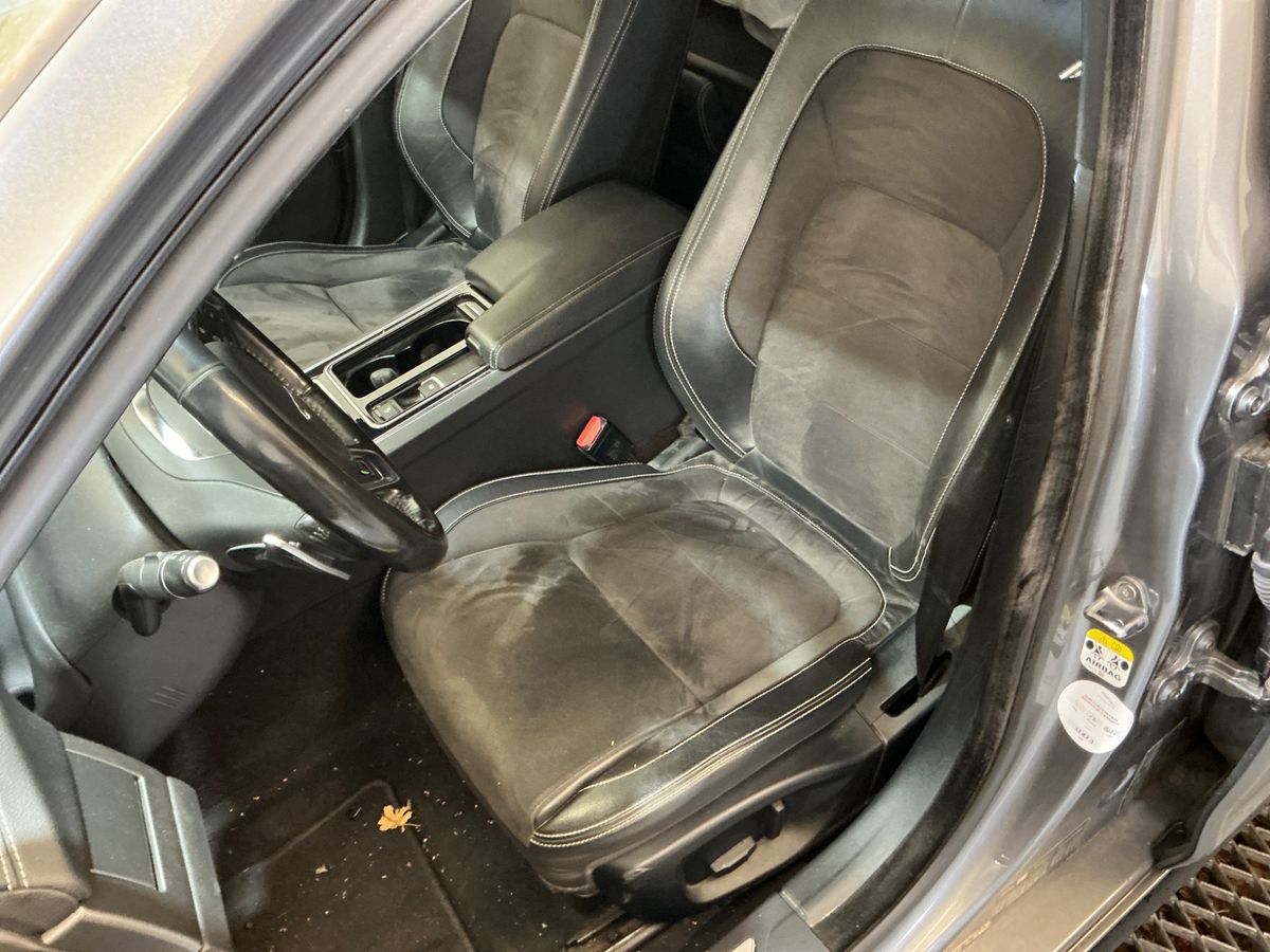 Jaguar XF 2018 — photo 32