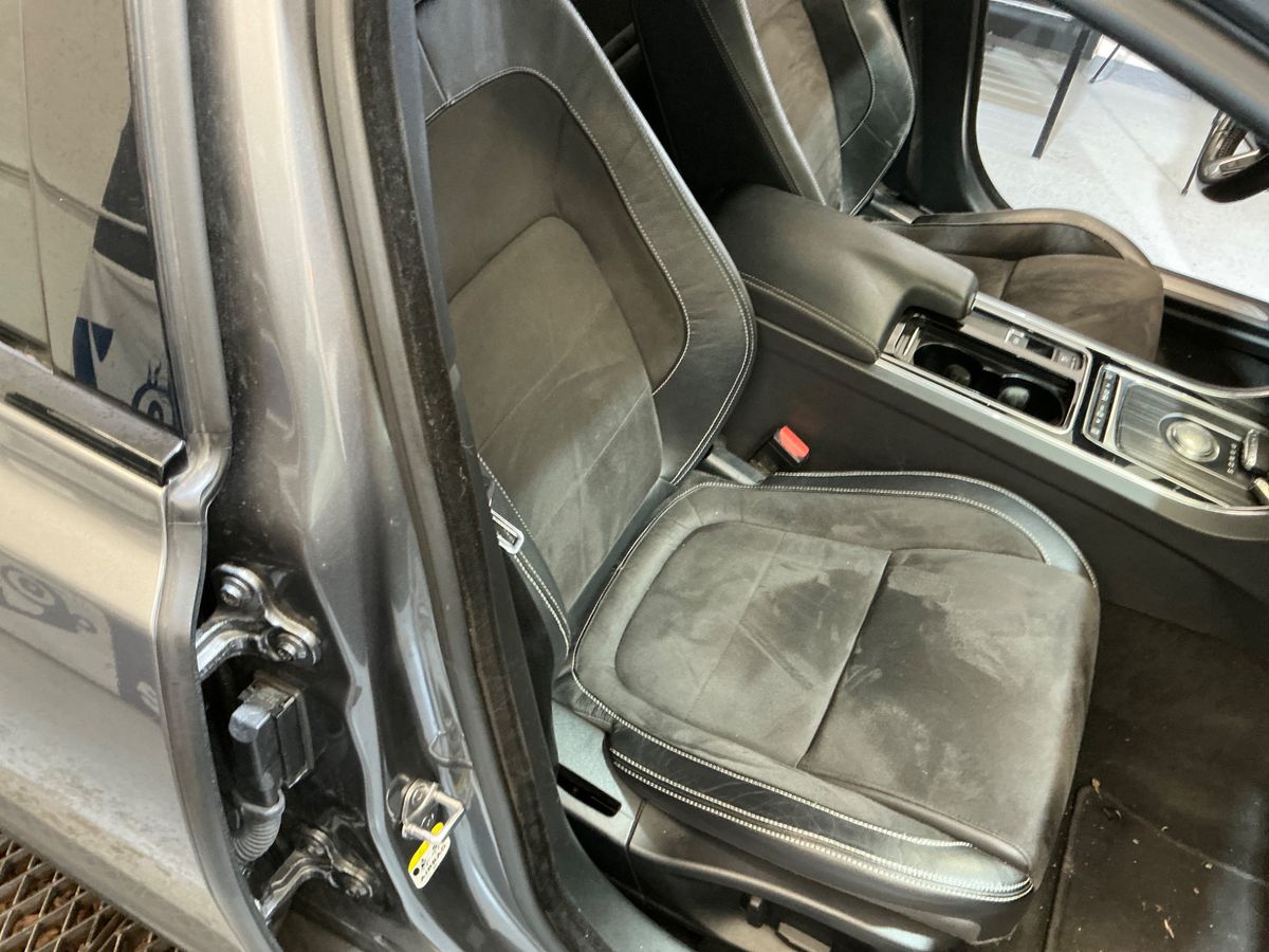 Jaguar XF 2018 — photo 26