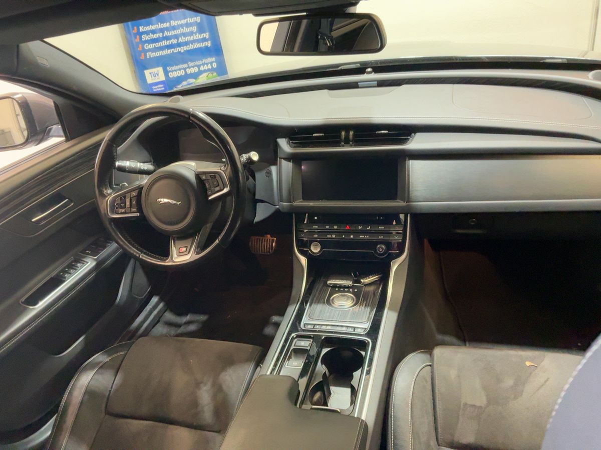 Jaguar XF 2018 — photo 19