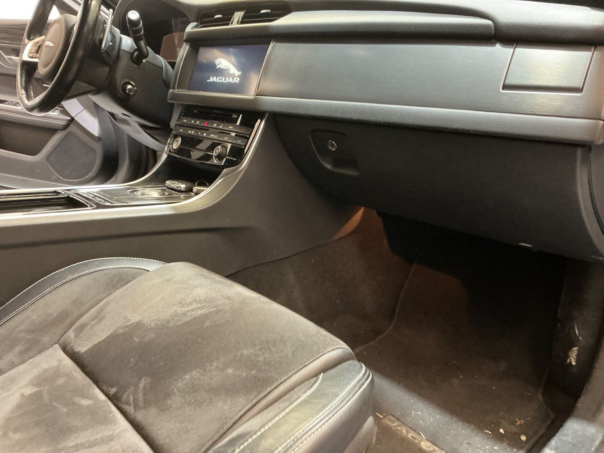 Jaguar XF 2018 — photo 29