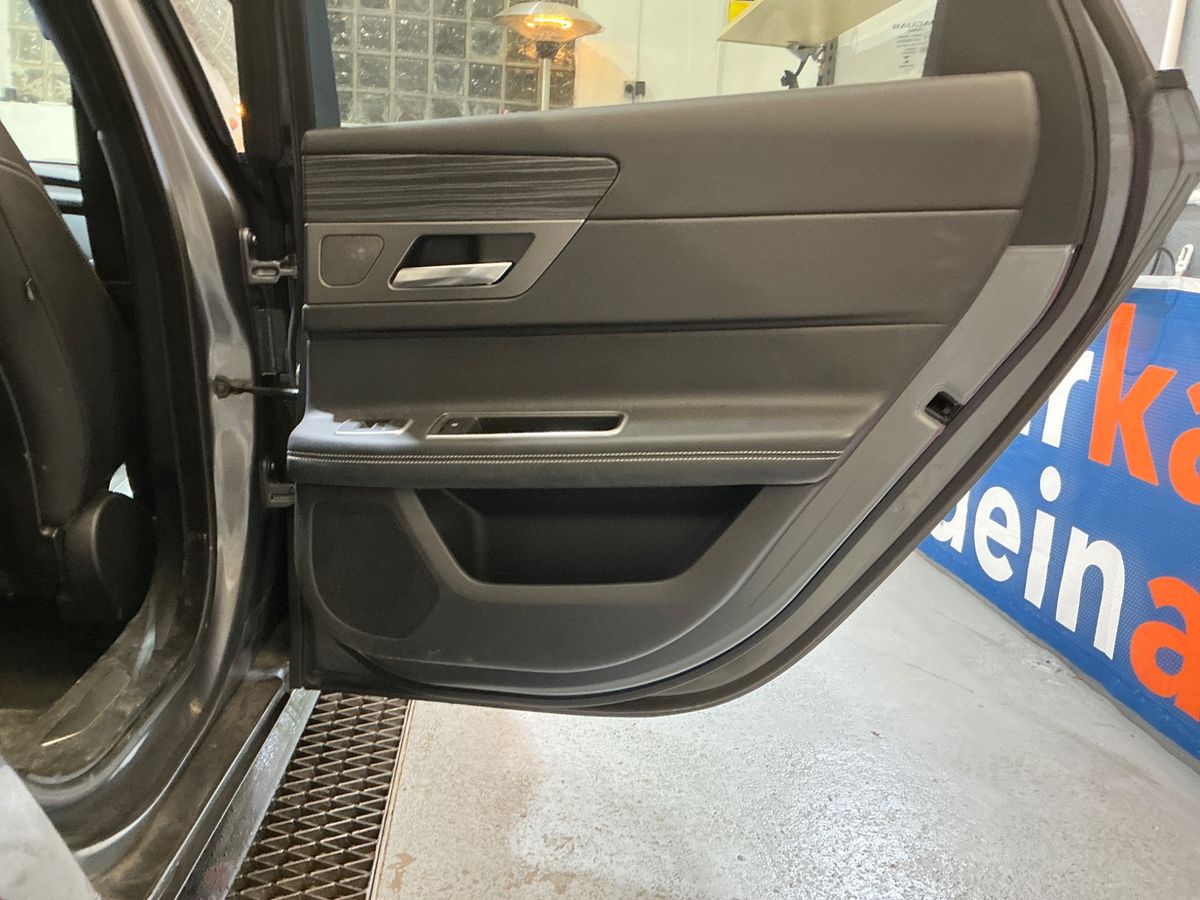 Jaguar XF 2018 — photo 30