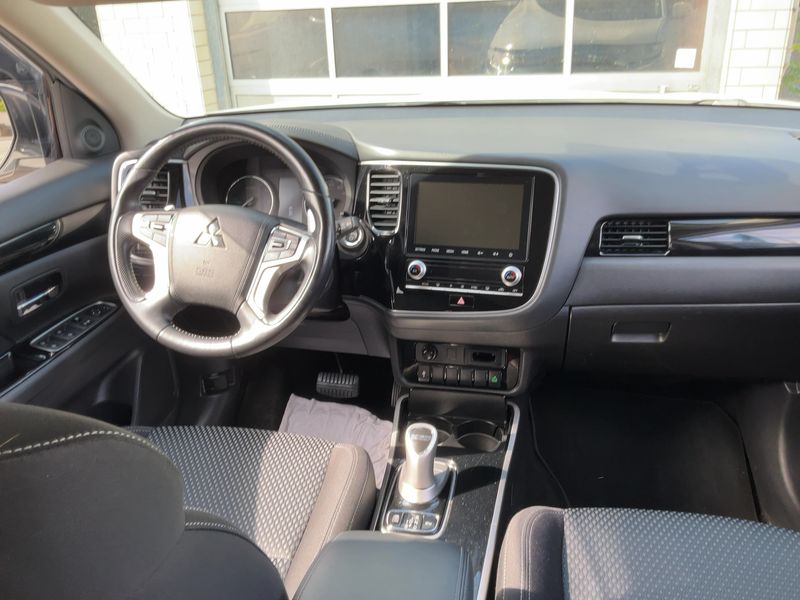 Mitsubishi Outlander 2.4 PHEV 4WD — zdjęcie 12