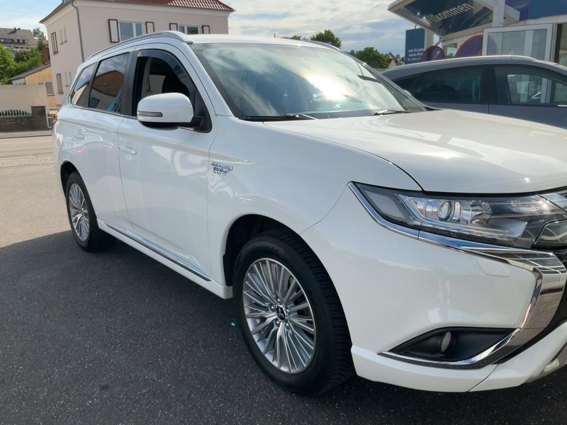 Mitsubishi Outlander 2.4 PHEV 4WD — zdjęcie 8