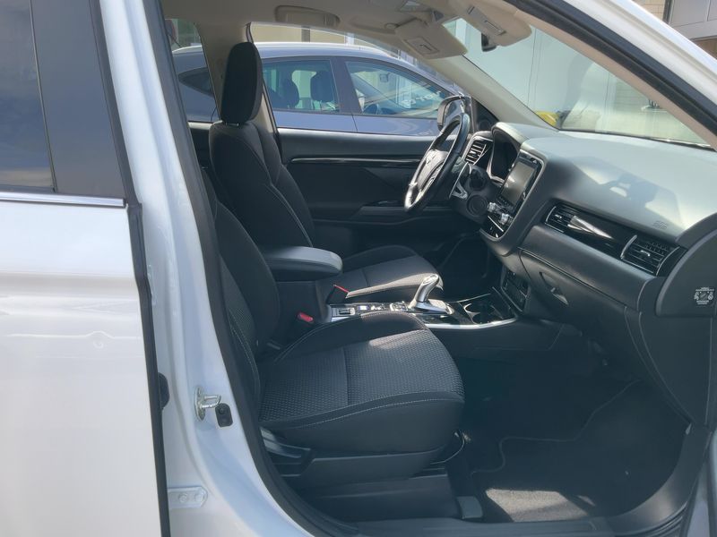 Mitsubishi Outlander 2.4 PHEV 4WD — zdjęcie 11