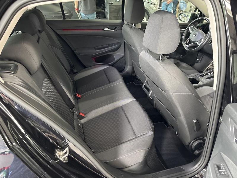 Volkswagen Golf VIII 2.0 TDI Active — zdjęcie 11