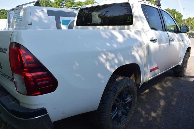 Toyota Hilux 2.4 D-4D Double Cab Comfort 4x4 — zdjęcie 2