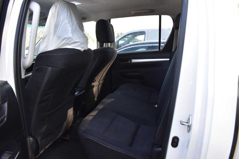 Toyota Hilux 2.4 D-4D Double Cab Comfort 4x4 — zdjęcie 8