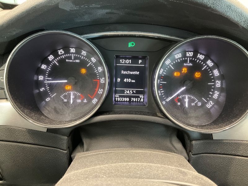Skoda Superb 2.0 TDI Elegance — zdjęcie 13