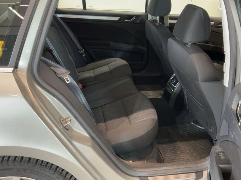 Skoda Superb 2.0 TDI Elegance — zdjęcie 14