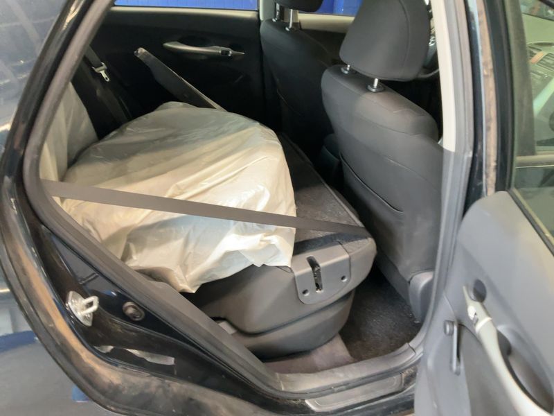 Toyota Auris 1.6 Life — zdjęcie 14