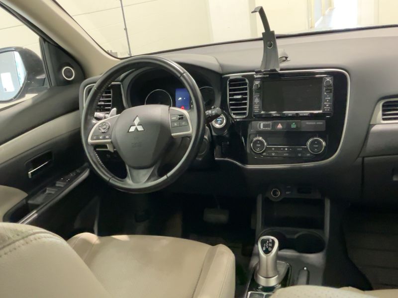 Mitsubishi Outlander 2.0 PHEV PHEV Basis 4WD — zdjęcie 12