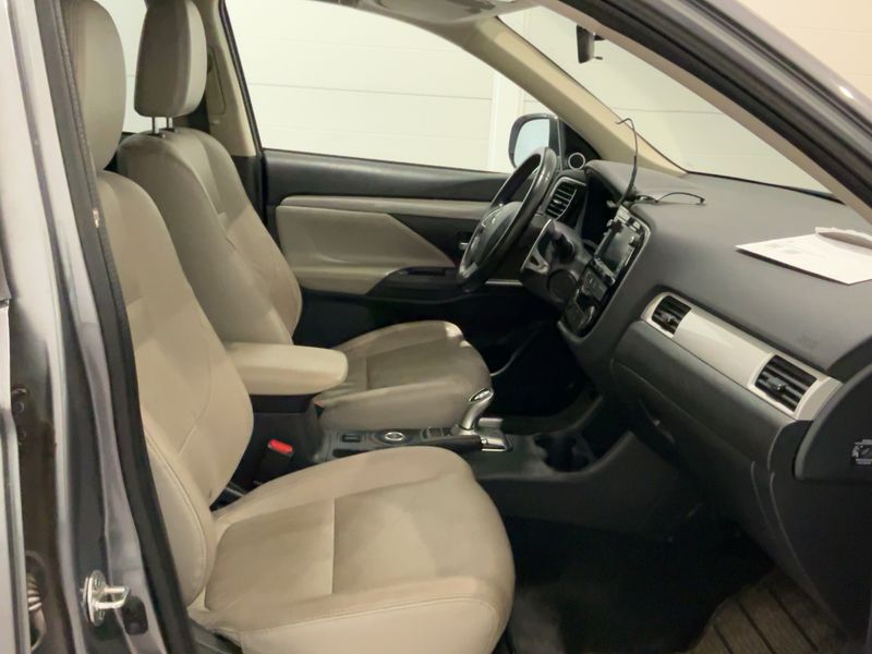 Mitsubishi Outlander 2.0 PHEV PHEV Basis 4WD — zdjęcie 11