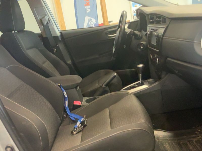 Toyota Auris Touring Sports 1.6 Comfort — zdjęcie 11