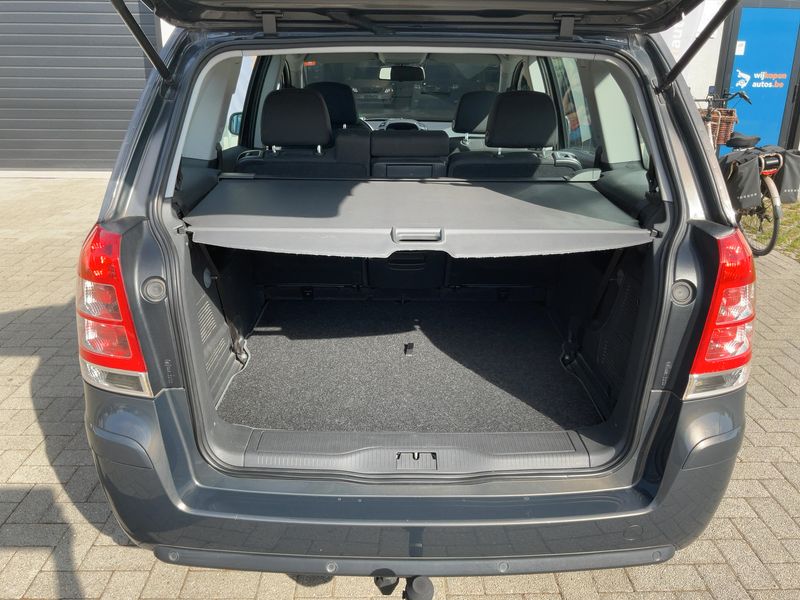 Opel Zafira 1.6 Family Plus — zdjęcie 10