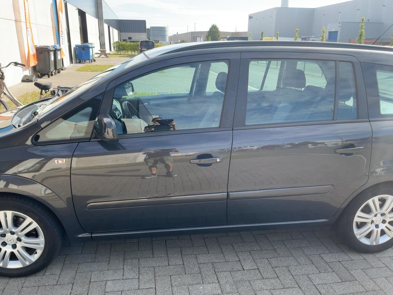 Opel Zafira 1.6 Family Plus — zdjęcie 4