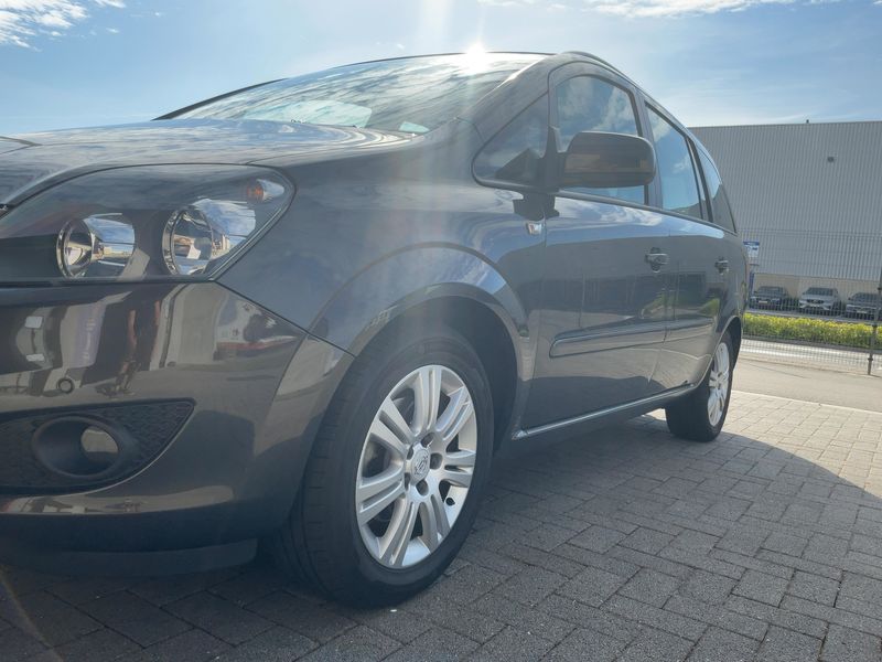Opel Zafira 1.6 Family Plus — zdjęcie 2