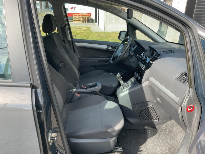 Opel Zafira 1.6 Family Plus — zdjęcie 11