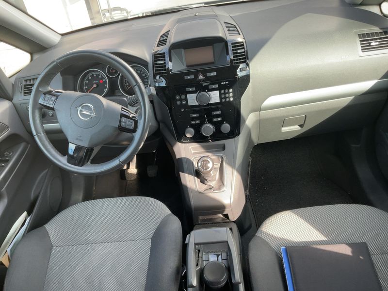 Opel Zafira 1.6 Family Plus — zdjęcie 12