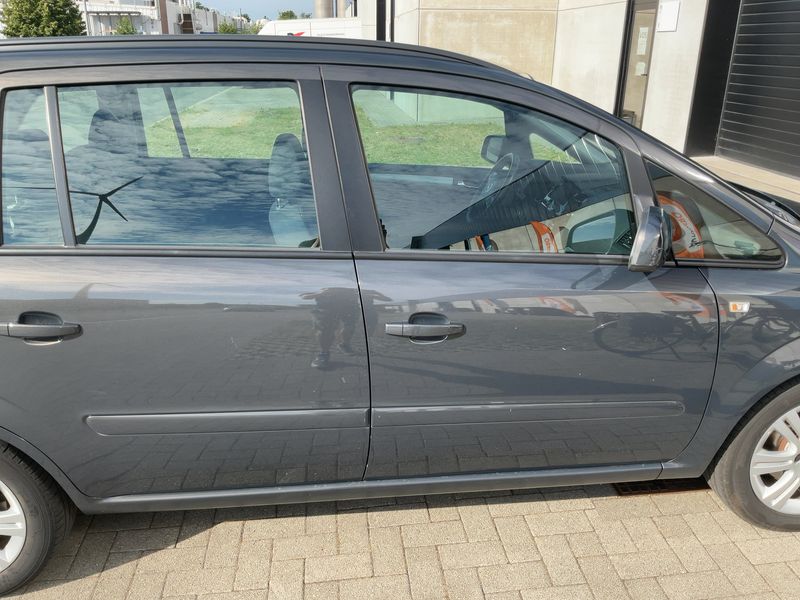 Opel Zafira 1.6 Family Plus — zdjęcie 7